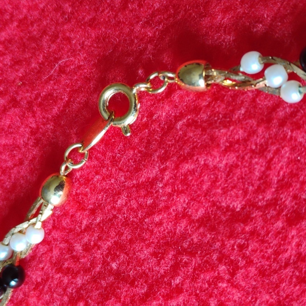 Traffari pearl, white and black necklace with pierced earrings. - Picture 5 of 5